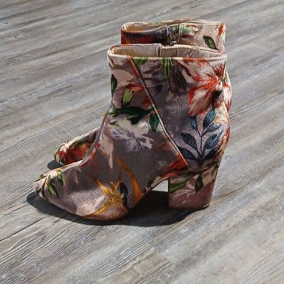 Nine West Savitra  floral block chunky heel ankle booties Sz 7.5 - Picture 3 of 10